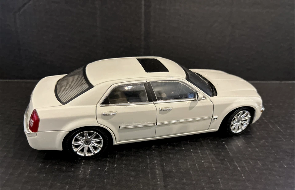 MOTORMAX 2005 CHRYSLER 300C HEMI 1:18 PEARL WHITE 4 DOORS HOOD & TRUNK OPEN - Image 3 of 4