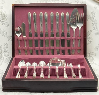 1948 Tudor Silverplate Oneida SWEET BRIAR 72-Pcs, Service For 8 + Extras + Chest