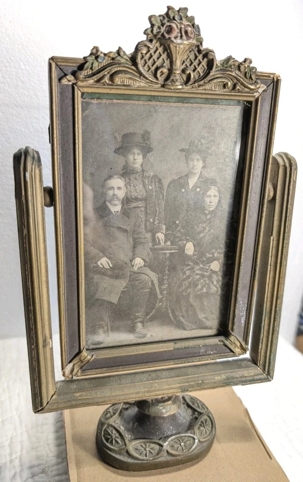 Antiguo marco de fotos giratorio inclinable de madera tallada con foto familiar en blanco y negro del siglo XIX Foto 3 de 4