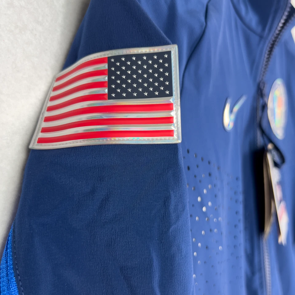 Jaqueta autêntica Nike Paris 2024 Olympics Team emitida EUA tamanho pequeno nova com etiquetas $400 - Imagem 3 de 4