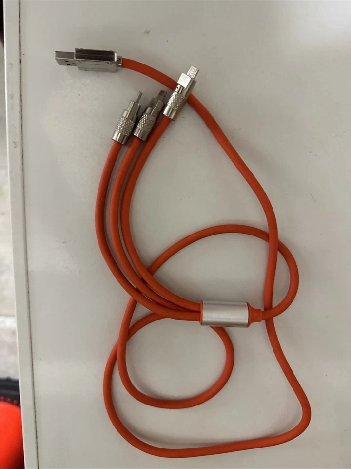 Cable USB-C a USB-A de nailon y cargador de cabezal de teléfono Apple Foto 2 de 4