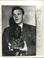 1950 Press Photo Bill Hart Jr. holds bust of himself in court in Los Angeles, CA