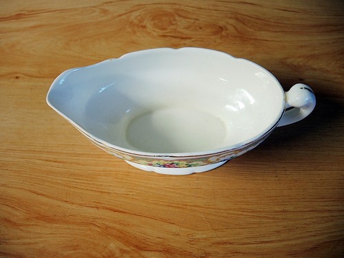 VINTAGE MOUNT CLEMENS IN MICHIGAN FLORAL GRAVY BOAT - MILDRED PATTERN - Picture 2 of 9