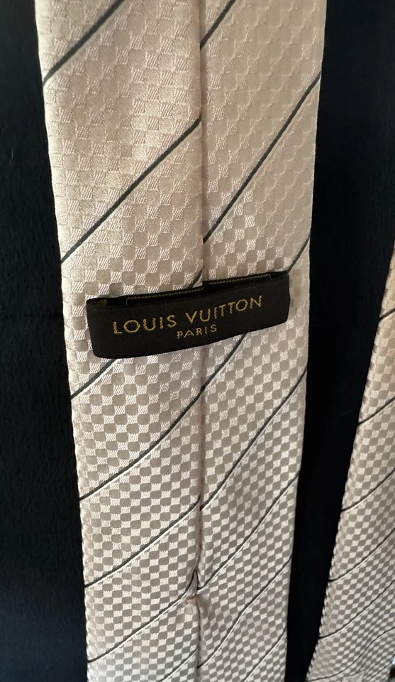 Corbata de seda Louis Vuitton rosa plata negra a rayas patrón a cuadros Foto 3 de 4
