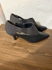 womans easy street Shoes, Slip On Size 6.5