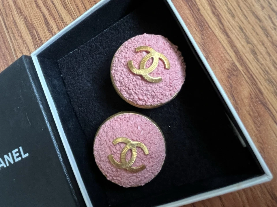Pendientes CHANEL Clip Sobre Rosa Texturizado Años 90 Originales Hechos en Francia Foto 2 de 4