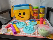 Play-Doh Picnic Shapes Starter Set – Tools & 6 Cans Recipes
