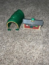 Tomy Thomas and Friends Curved Green Mountain Tunnel and Train Depot