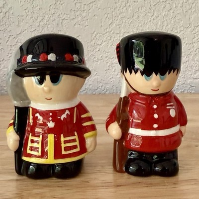 New Festive Guardsman & Beefeater Salt & Pepper Shaker Set UK England