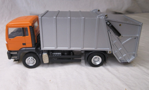 1/50 Conrad MAN Garbage Trash Refuse Truck Packmaster Dealer Version - Picture 3 of 10