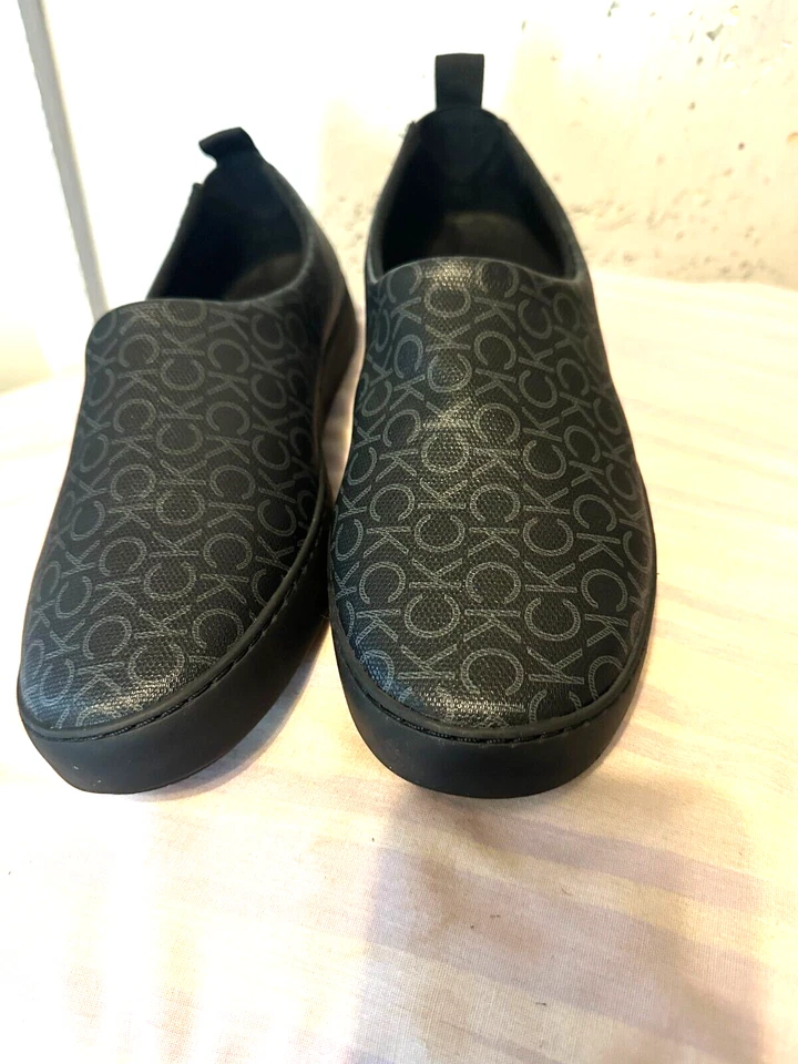 Auténticas pantuflas monograma con logotipo negro Calvin Klein HM0HM00885 para hombre Foto 2 de 4