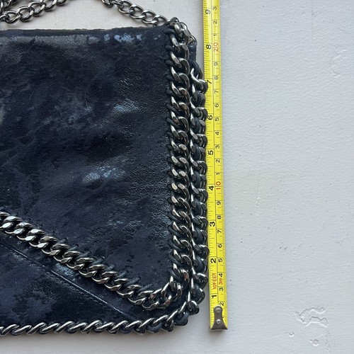 Bolso de Hombro Leith Negro Metálico Imitación Cuero Sobre con Correa de Cadena y Borde - Imagen 17 de 18