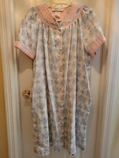 Vintage Lady Manhattan Snap Front Nightgown Housecoat Lounger Robe Floral Medium