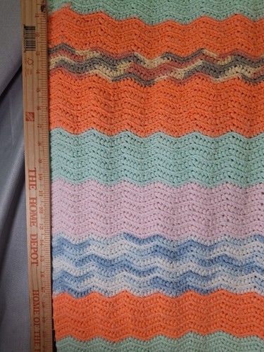 Manta vintage hecha a mano de ganchillo afgana para bebé en zig zag naranja pastel - Imagen 2 de 15