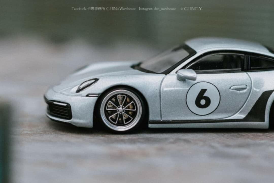 MINI GT D MODEL 6TH ANNIVERSARY EDITION PORSCHE 911 CARRERA