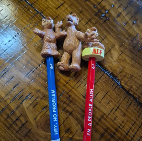 DE COLECCIÓN ALF 2 LÁPICES Y FIGURA HEY NO PROBLEM I'M A PEOPLE ALIEN 1988 - Imagen 2 de 14