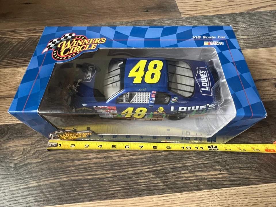 1:18 ACTION WINNER'S CIRCLE 2002 #48 LOWES LOONEY TUNES REVANCHA JIMMIE JOHNSON Foto 2 de 4