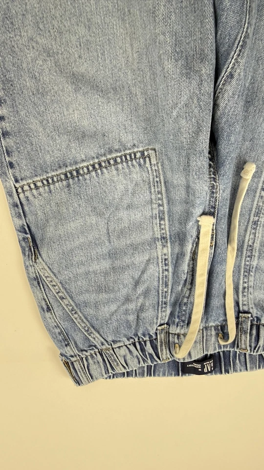 Pantalones de mezclilla GAP para mujer azul medio supersuave fácil pierna ancha dobladillo crudo tirar Foto 4 de 4