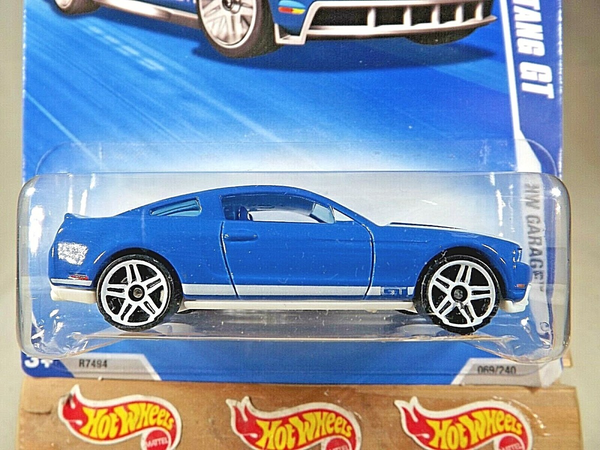 2010 Hot Wheels #69 HW Garage 1/10 2010 FORD MUSTANG GT Blue