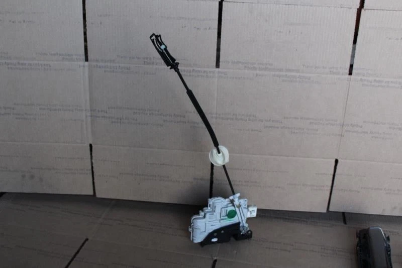 Actuador de bloqueo de pestillo de puerta trasera izquierda Volkswagen Touareg 2011 2012 2013 2014 Foto 2 de 4