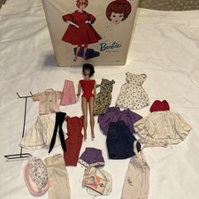1963 Barbie Bubble Cut Brunette with White Vinyl Carrying Case Clothes Green Ear