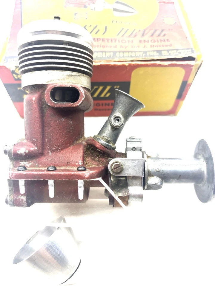 VINTAGE 1947 EDCO SKY DEVIL ENGINE With Stand And Box M3 - Image 2 of 4