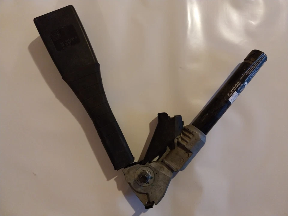 Attache ceinture avant droit OPEL CORSA D PHASE 1 ref:93196571 - Photo 2/4