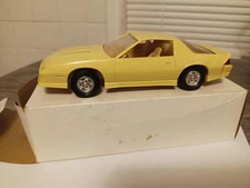 1/25 AMT ERTL 1985 CHEVROLET CAMARO CANARY  YELLOW  PROMO