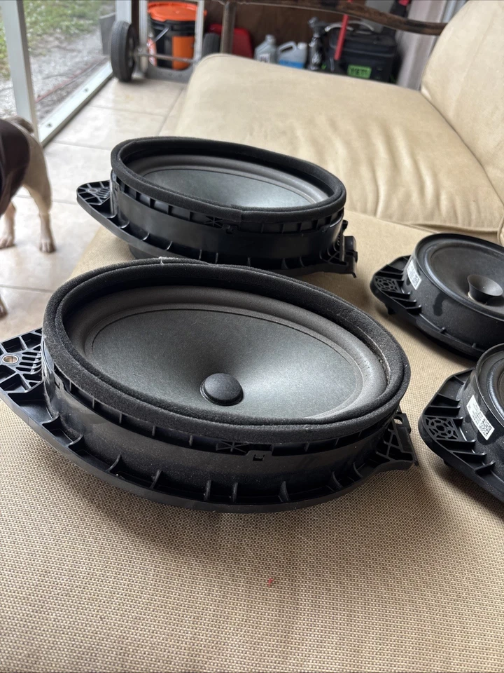 Altavoces de fábrica para un Chevy Silverado 2500 2021 Foto 2 de 4