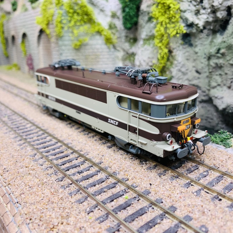 Locomotive BB 9515 dépôt Avignon SNCF époques IV et V