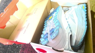 WOMEN NEW IN BOX ALTRA OLYMPUS 5/SIZE 8  WHITE & BLUE