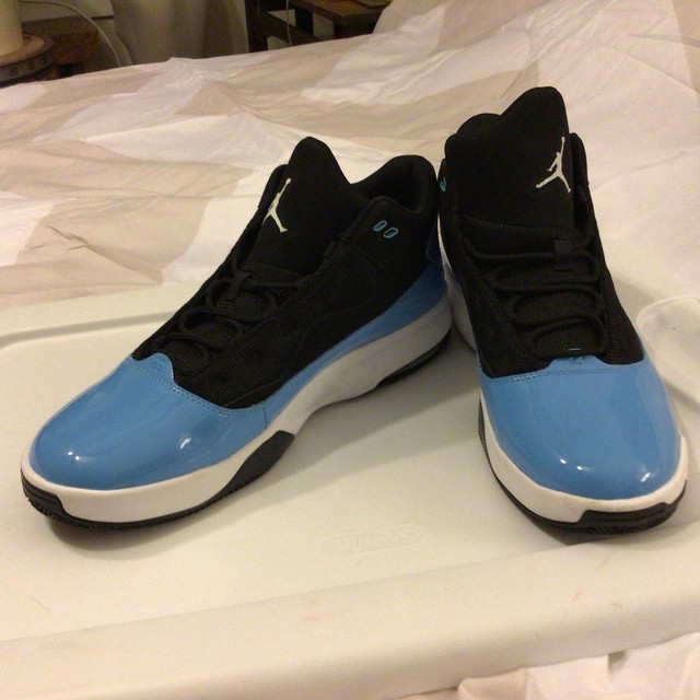 Jordan Max Aura 2 Black University Blue 