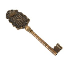 Llave grande antigua dorada del castillo de Braganza de la casa portuguesa