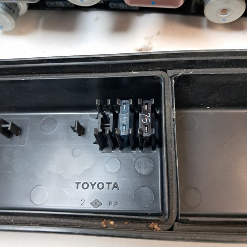 Junction Block No. 2 Fuse Box with Relays Toyota Camry 1997-1991 OEM 82671-32030 - Picture 10 of 21