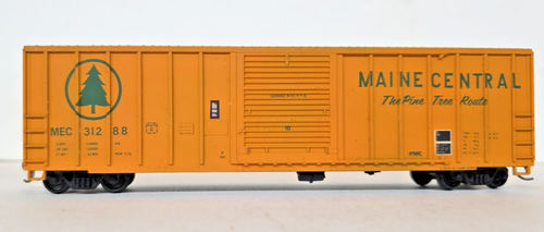 HO Scale Roundhouse RTR 50' FMC Modern Single Door Box Car Maine Central Kadee's