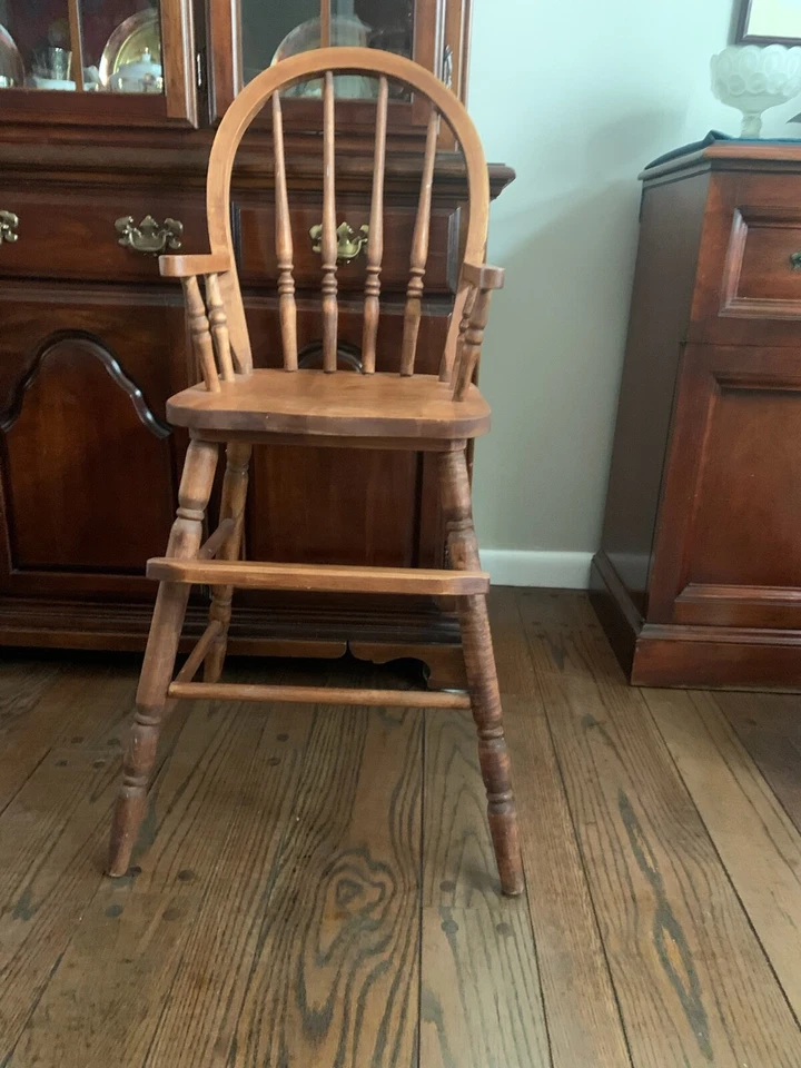 Silla alta infantil antigua de madera maciza Foto 3 de 3
