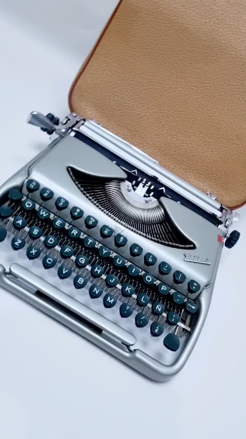 Groma Kolibri タイプライター アンティーク【ケース付き】 Groma Kolibri タイプライター＜ポータブルケース付き＞アンティーク