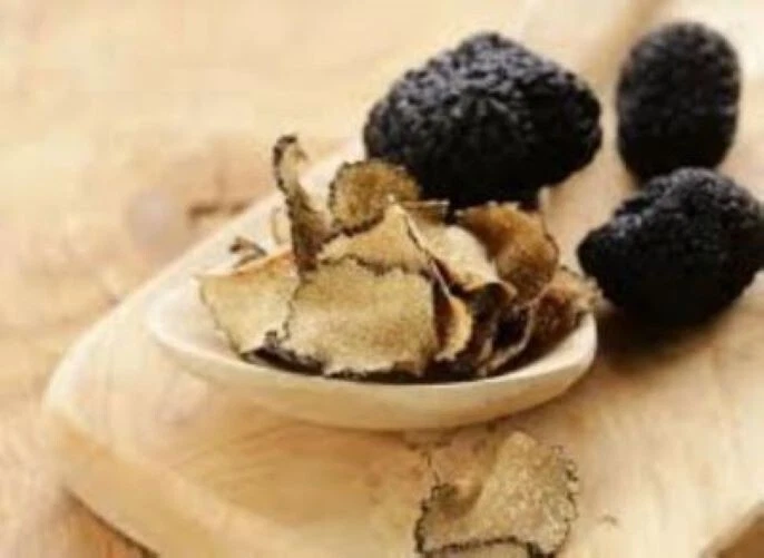 Precious Italian fresh black truffles. Black truffle 230g.8,1 oz. Mushrooms. - Image 2 of 4