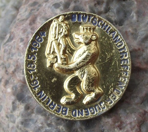 1964 Deutschland treffen der Jungend Berlin DDR Bear Soviet War Statue Pin Badge - Picture 2 of 3