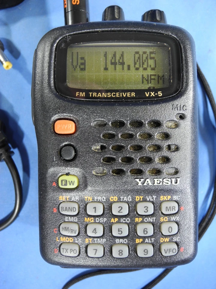 Transceptor FM de alta resistencia Yaesu VX-5R 50/144/430 MHz triple banda probado ¡Nuevo bate! Foto 4 de 4