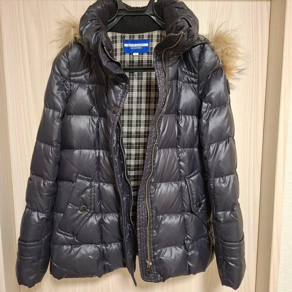 Chaqueta de plumón Burberry Blue Label negra con capucha de piel bidireccional para mujer talla 38 de Japón Foto 2 de 4
