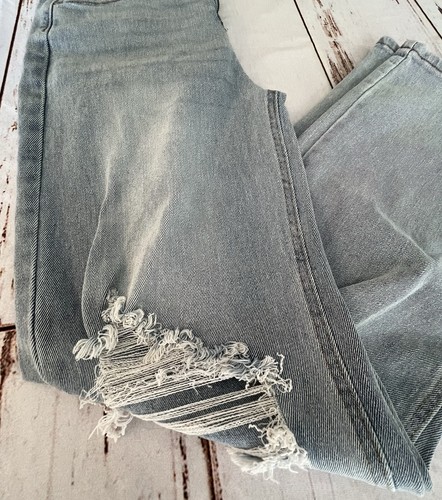 Almost Famous 90's Fit Light Wash Distressed / Ripped Jeans Size 1 New W/ Tags - Picture 2 of 11