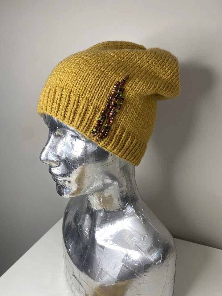 El sombrero y los guantes están hechos a mano y decorados con bordados de cuentas Foto 4 de 4