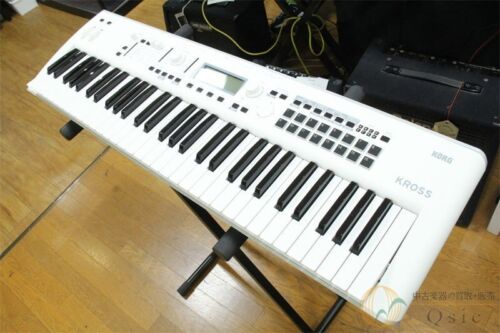 Korg Kross 2 SC biały 61-klawiszowy syntezator klawiatury z adapterem z miękkim etui - Zdjęcie 1 z 9