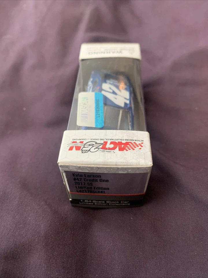 #42 Kyle Larson 1/64 2017 Credit One NASCAR Acción RCCA Diecast Car Target Exclu Foto 3 de 4