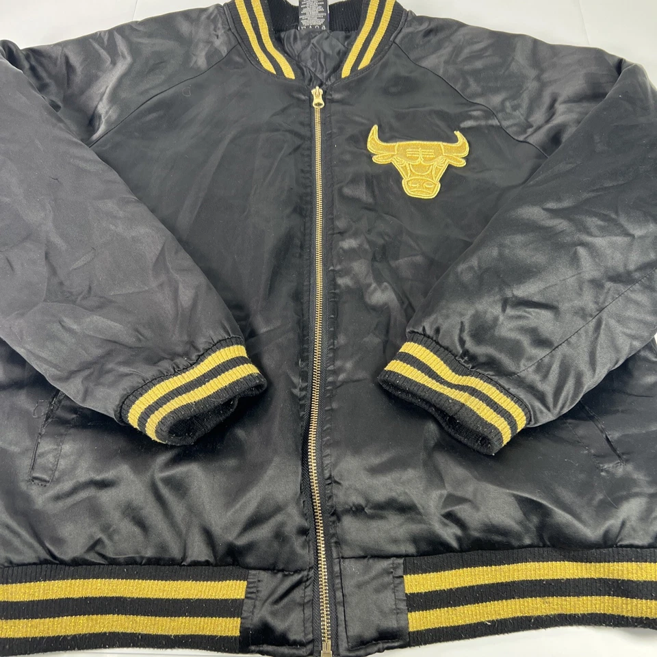 Jaqueta bombardeiro NBA UNK Chicago Bulls preta com cetim dourado tamanho grande feminina - Imagem 3 de 4