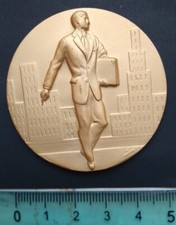 MEDAGLIA  di METALLO  DORATO RAFFIGURANTE  " UOMO " diametro di centimetri  5