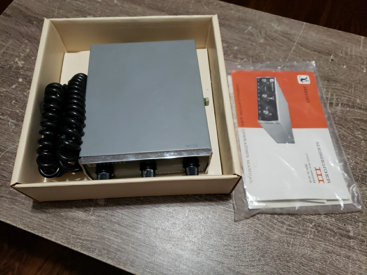 JOHNSON CB 2WAY RADIO MESSENGER MODEL NO. 242143 WITH MANUAL AND BOX