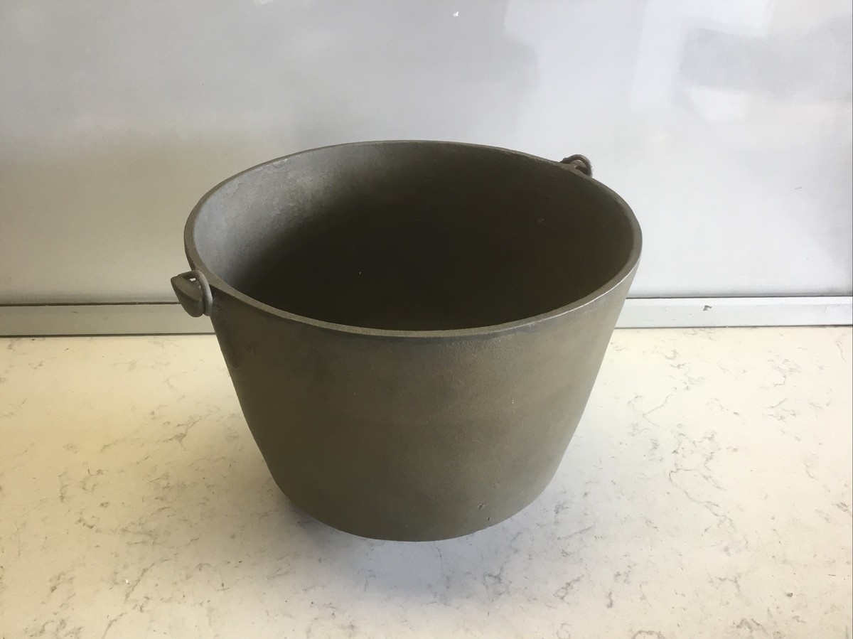 Vintage No. 8 Cast Iron 3 Leg Bean Pot, Kettle, 10-1/4