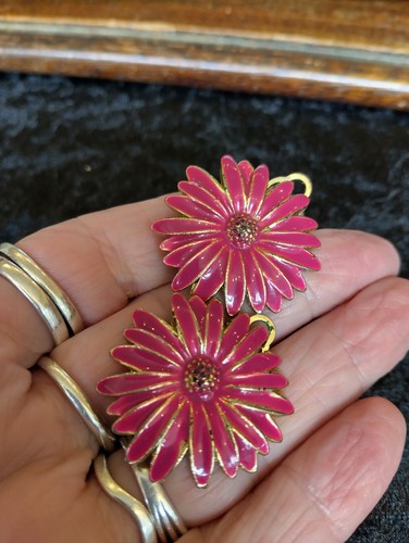 Vintage Monet Gold Tone And Pink Enamel Clip On Daisy Flower Earrings - Picture 7 of 8